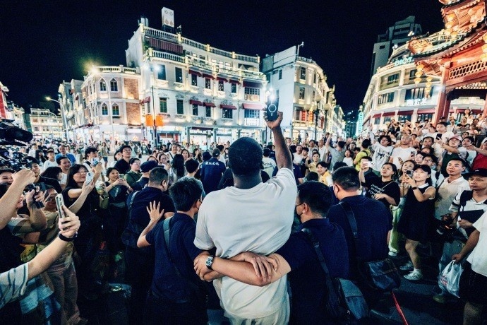 追梦格林在个人播客节目中，谈到了此前的中国行。 “中国球迷热爱篮球这项...