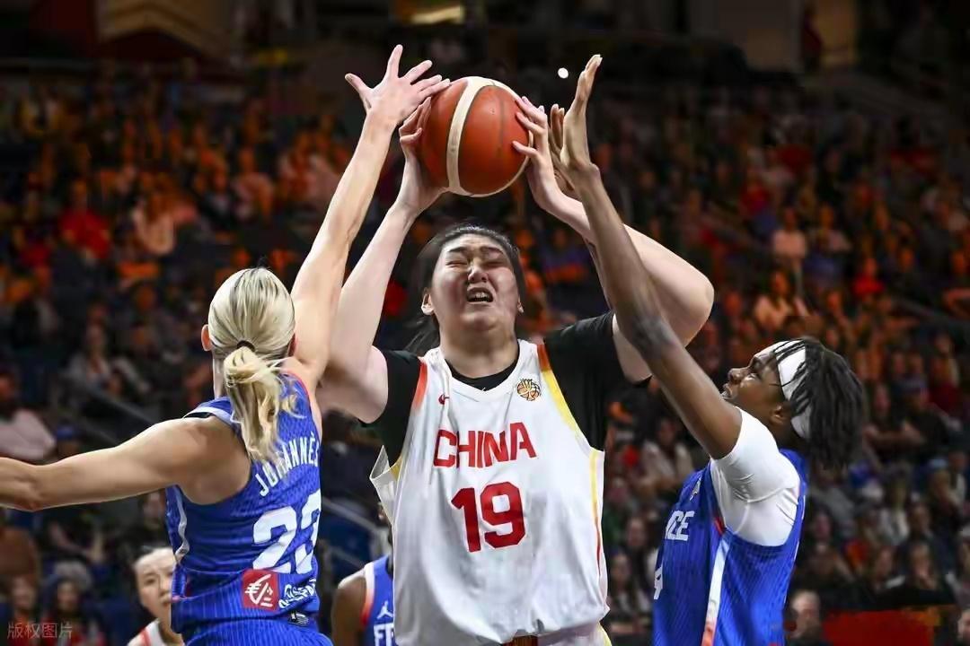 尽力局！韩旭空砍21+9 杨舒予19分 中国女篮惨败法国女篮无缘半决赛

北京时间9月10日晚间20：30，女篮世界杯1/4决赛，中国女篮对阵法国女篮。首节比赛，中国女篮爆发出了强烈的求胜欲望，她们一直紧咬比分，但是次节开始法国女篮的三分雨不断来袭，分差也是越拉越大，第三节比分被拉大到20分以上，但中 ​