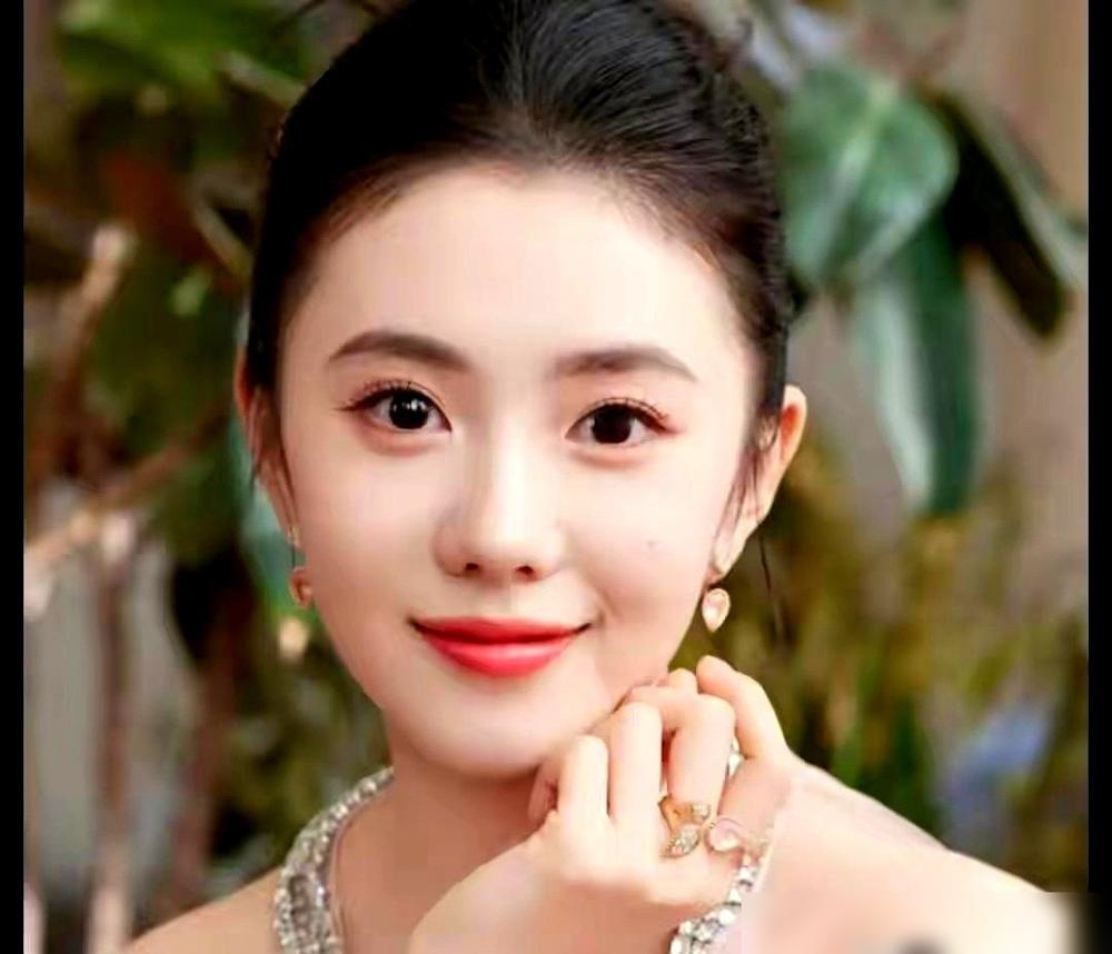 一场泼菜戏，把三个女星撕上热搜了。
王晓晨受访说，刘浩存拍泼菜戏配合了整整一下午，自己在监视器前看得心疼。这话一出，舆论直接骂泼菜的韩沛颖演技差NG多，坑了对手。
韩沛颖忍不了，公开@王晓晨要求道歉，直播上头还口嗨爆了刘浩存的不实黑料，转头赶紧发声明认错。影视圈多机位拍一下午本就是常态，至今王晓