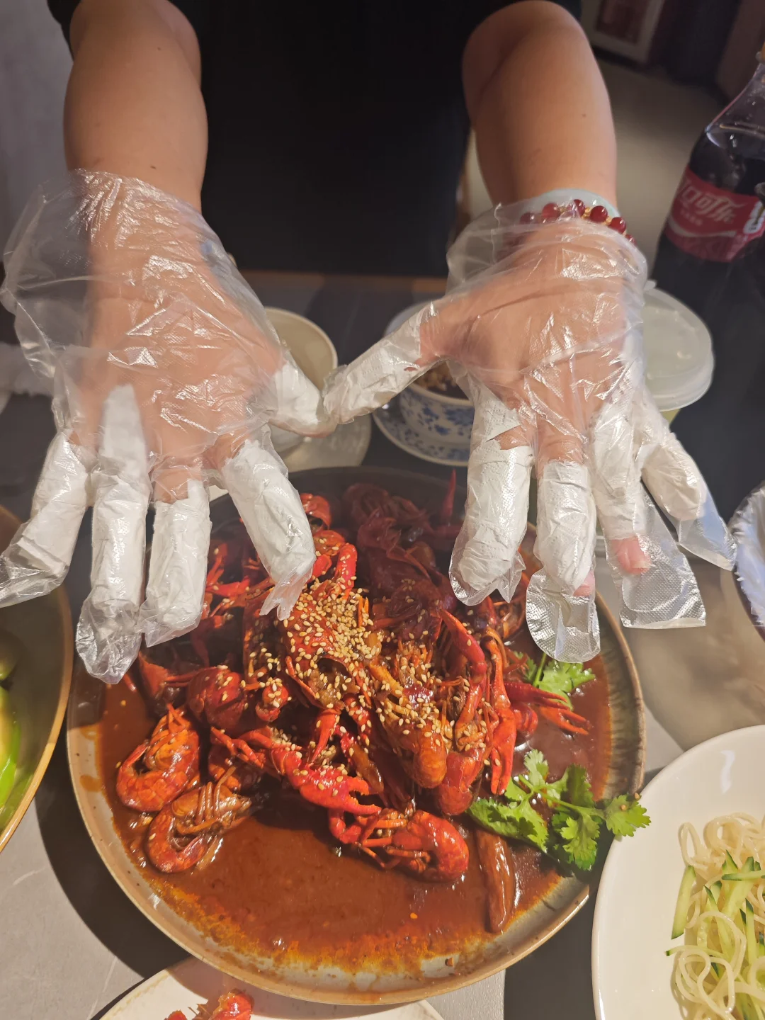 学到了一种很绝的方式吃小龙虾🦞