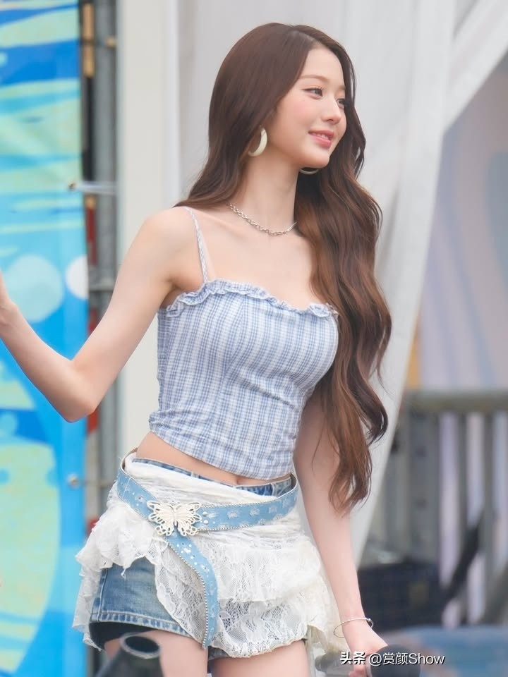 本名张员瑛，2004年8月31日出生于韩国首尔，身高173cm，韩国知名女歌手、舞者，现为女子演唱组合IVE成员，前限定女团IZ*ONE中心位，是韩娱五代极具代表性的偶像之一 。极品美女 大长腿 高颜值