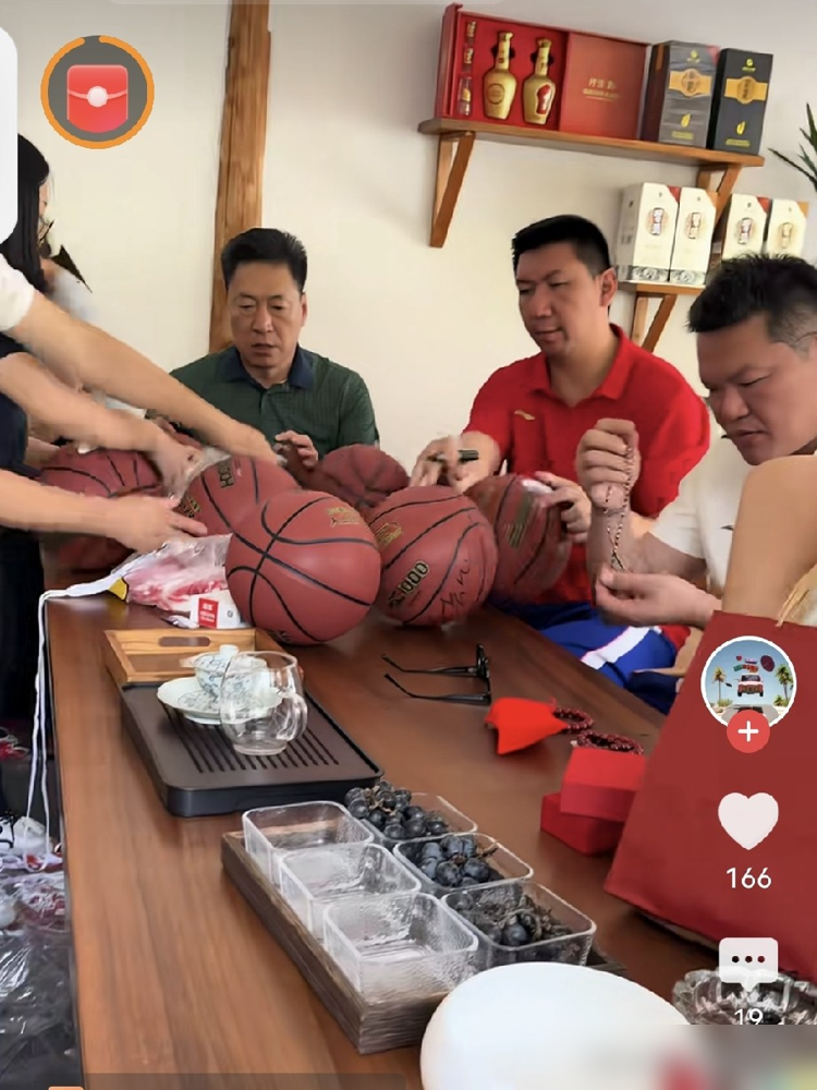 李春江下场怒批朱芳雨软，师徒俩场下状态对比太扎心了！
近日，李春江和朱芳雨师徒俩难得同框，去贵州跑了一场篮球公益活动。谁能想到，昔日挥斥方遒的冠军教头，如今竟亲自换上球衣下场打球，一点架子都没有。
曝光的画面中，李指导一边打球还一边嫌弃朱芳雨投篮太软，嘴上不饶人。可场下两人的状态却是天差地别，朱