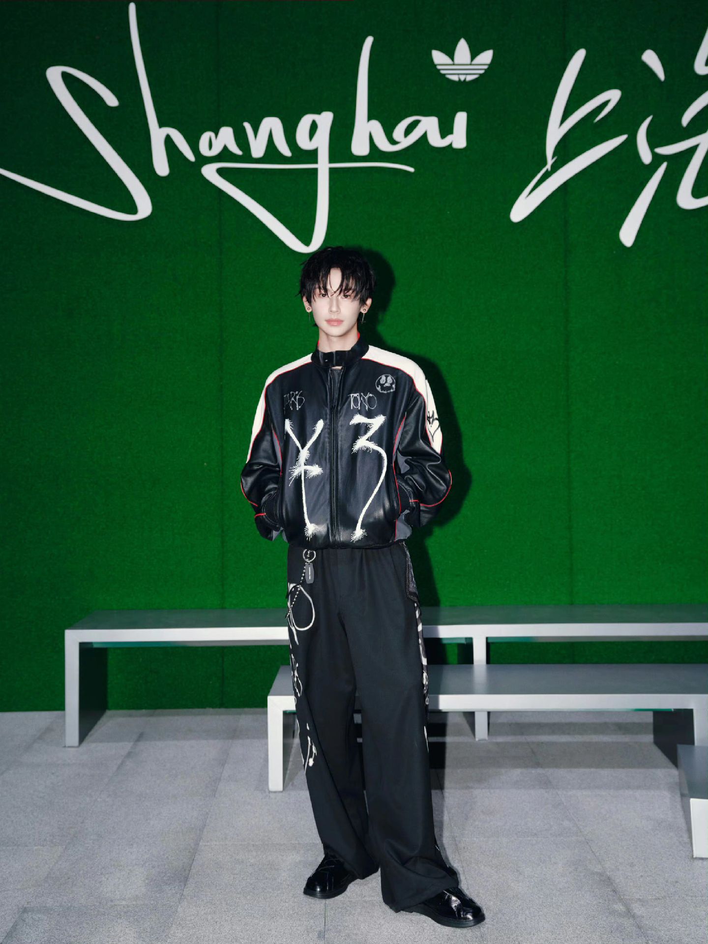 ，每一个细胞都在跳舞，眼神带电，气场全开舞台下的，笑容灿烂，像个小太阳，那份纯粹的少年感和  不羁的酷劲儿奇妙融合，让人看一眼就心跳加速@小鬼-王琳凯