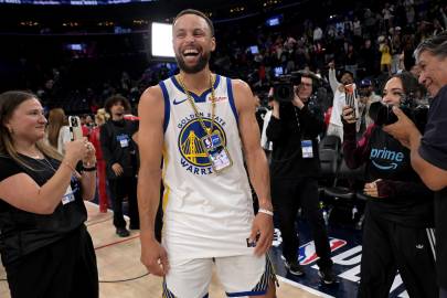 据NBA记者Evan Sidery表示，勇士将于8月29日向库里提供一...