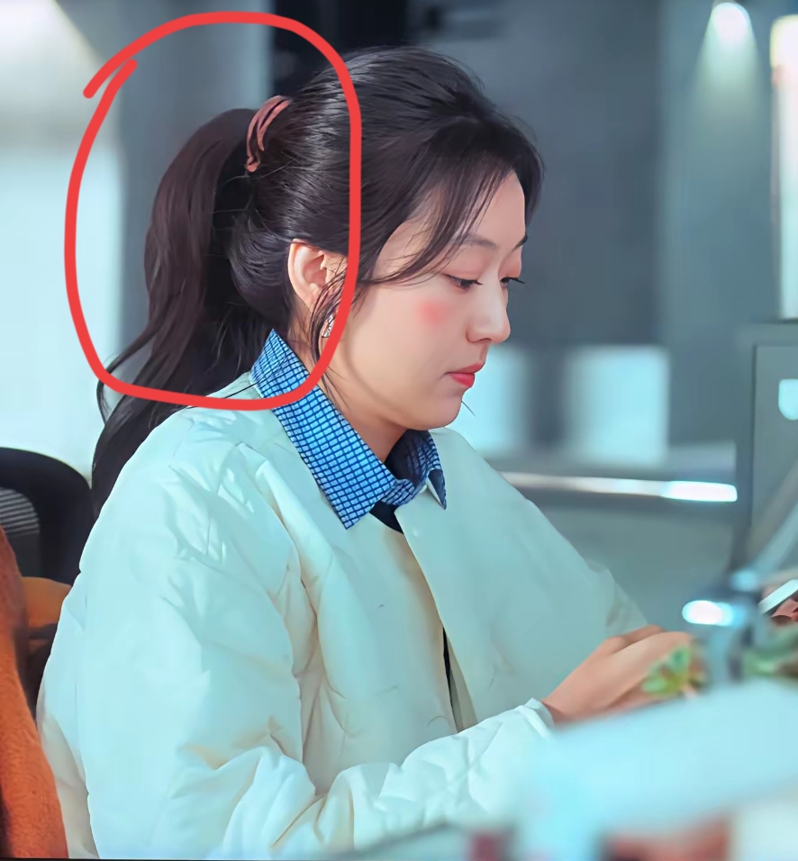 说真心话，
孙千当看颜值，
真的很普。
但是这发量真的惊人，
在高压的娱乐圈，
算是少见的吧！