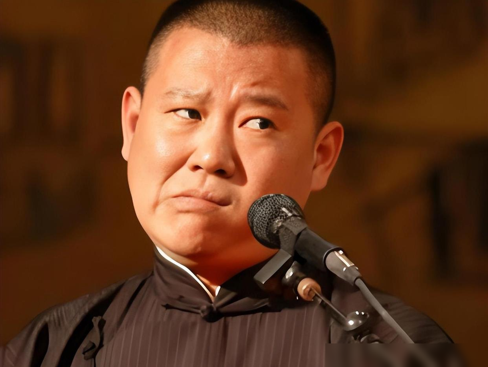 郭德纲被骂了十几年三俗，但他压根儿没打算改。
为什么？因为高雅换不来真金白银。
回看德云社的发家史，主流相声在电视上讲教育，郭德纲在剧场里甩包袱、说大白话。
主流媒体痛批他夹带私货、段子没底线，结果呢？老百姓偏偏拿真金白银投票，甚至连海外巡演都场场爆满。
学者早就看透了，这根本不是什么艺术之