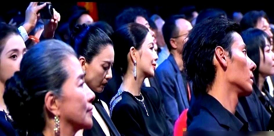 飞天奖第一排坐着的这几位演技派，脸上全是熬出来的灰。

红毯上喊着“找我最安全”的蒋奇明，进了内场眼袋快掉到颧骨；郭京飞西装绷得笔挺，眼神却散得厉害；旁边马伊琍、张若昀坐在一块，个个透着疲态。

真不是演员不想体面，是好剧本一年到头出不来几个。演技派全被塞进流水线，上午杀青下午就得进组，连轴转硬生生
