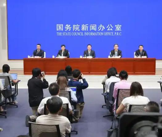 住建部发布新规 4楼及以上住宅要强制加装电梯

大家刷到这个事情了吗？住建部刚公布的住宅新强制标准，直接关系到以后所有人的居住质量。

第1 新规把新建住宅最低层高调到3米，扣掉楼板和吊顶厚度，室内净高能稳定在2.6米以上，不会出现以前矮层高的压抑感，通风采光条件也能同步改善。

第2 电梯配置门槛