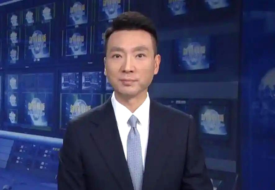 央视国脸康辉结婚24年坚决丁克，直到双亲相继离世，才在自传里承认自己后悔了
 

当年他和妻子刘雅洁商量好不要孩子，理由很现实，工作太忙，也心疼妻子遭罪。康辉是家里独子，母亲从抹着眼泪劝说到最后彻底绝望。父亲临终没盼来孙子，母亲病危时他正赶着登机外访，连老人家最后一面都没见上
 

他在书里写过一句