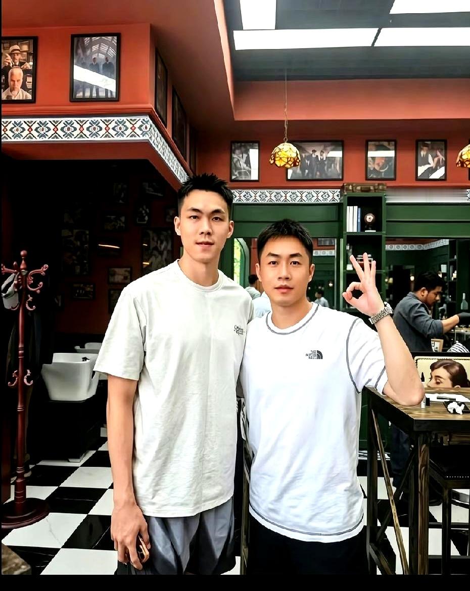 明明在亚运会上输得那么惨，庞峥麟回到广西老家，待遇居然像个英雄一样
 

中秋节这几天他刚回广西，去理发店修了个帅气新发型，路上的粉丝就把他给围住了，争着要签名
 

说实话，中国男篮之前那场败仗确实让人心堵，可大家心里都有一本账。
 

庞峥麟在赛场上拼尽全力、死磕到底，奈何身边队友实在不给力，硬