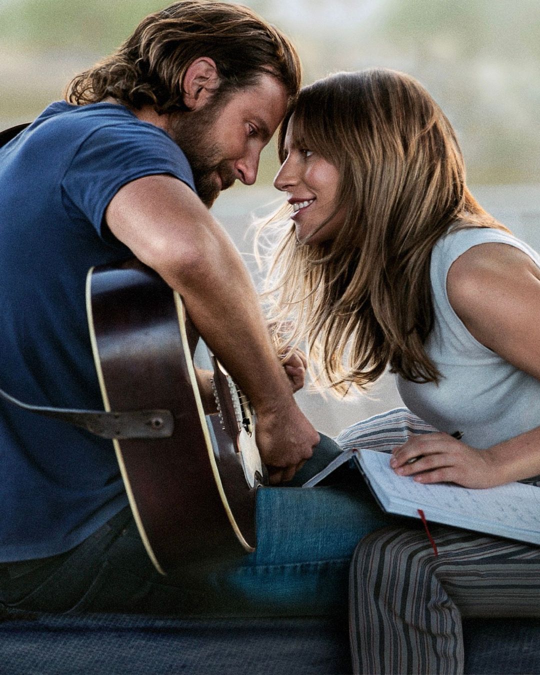 8年前的今天，Lady Gaga和Bradley Cooper主演的《一个明星的诞生》在影院上映。

这部电影及其原声带获得了强烈好评，Lady Gaga成为首位在一年内赢得格莱美奖、奥斯卡奖、英国电影学院奖和金球奖的人。 ​