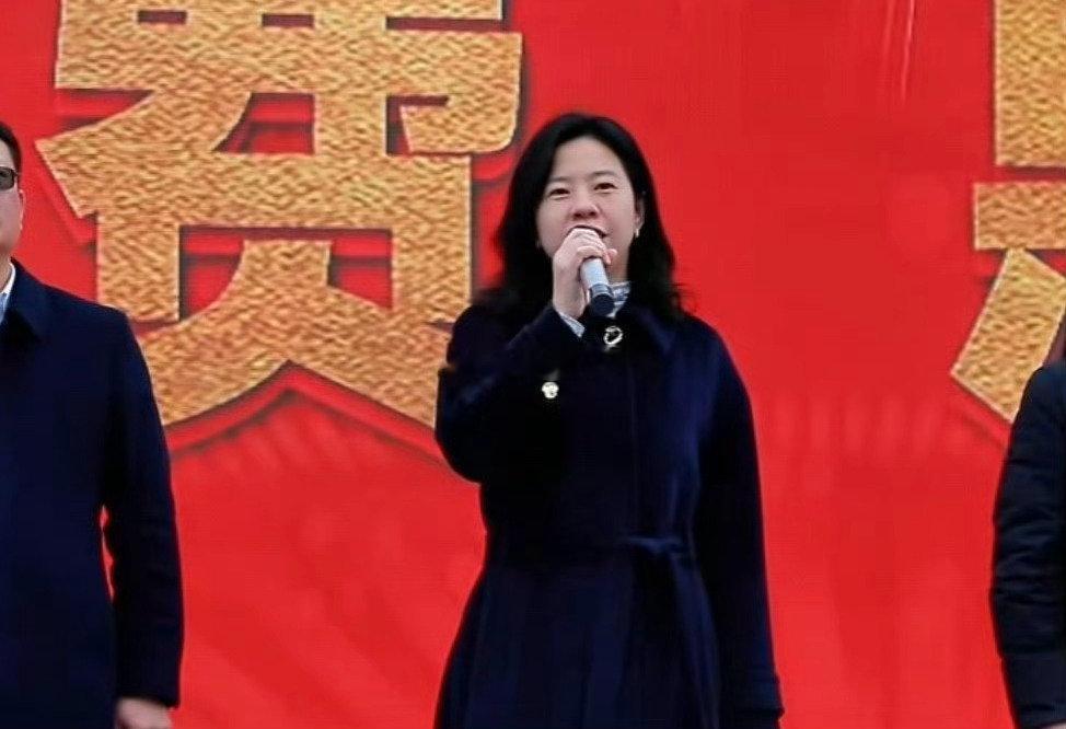女局长婚内出轨至少9名男子，
不关心她贪了多少，只关心她活好不好？
看得出来隐很大。
#永州女局长# ​