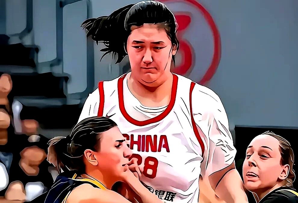 89比63！中国女篮直接把蒙古队内线捅成了马蜂窝。

张子宇和刘禹彤这两座铁塔往禁区一站，篮板球直接包圆。蒙古队得分王罗宾逊被逼得只能飘在外面扔神仙球，命中率惨不忍睹。

这场争四强的卡位战，女篮姑娘死掐对手快攻，拿内线优势生吃硬凿，把对手按在禁区摩擦。

但别高兴太早，全队外线三分疯狂打铁，篮筐都