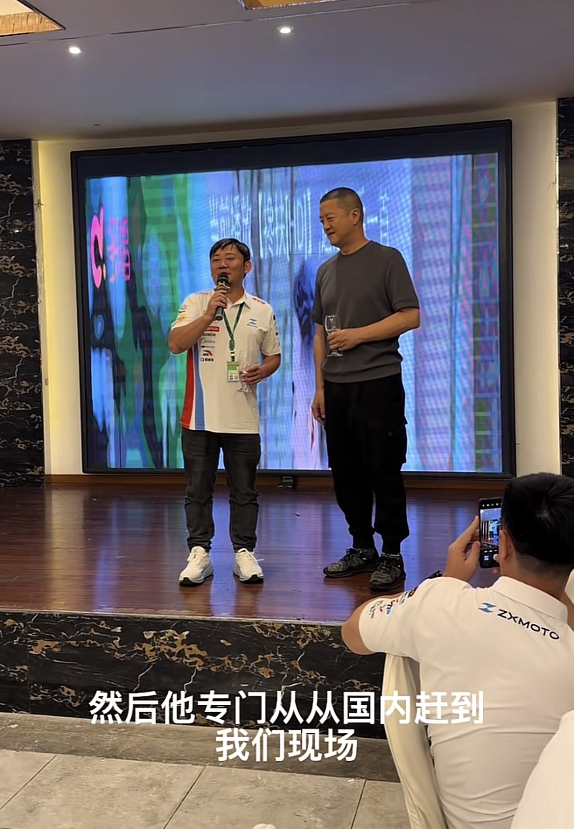 李亚鹏真的是太善良了，
有来有往，感恩之心铭记在心。就在昨晚李亚鹏现身意大利，专门从国内赶到现场观看和支持张雪机车。

李亚鹏说我今天是特意赶来的，我跟张总今天也是第一次见面，但是我们之间是惺惺相惜的。
他之前支持过我们嫣然，我很感恩，所以这次比赛我必须要来，祝咱们张雪机车，事业上蒸蒸日上，比赛一路