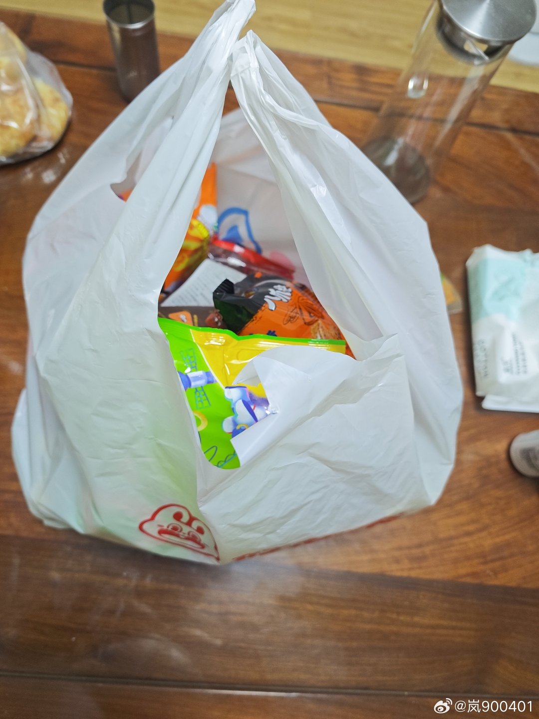 今天大鹏发工资，给我买了一大袋零食(๑>◡
