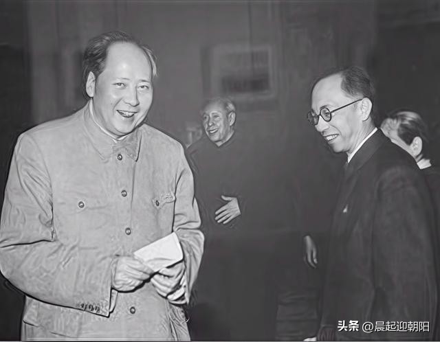 1962年春节，毛主席与末代皇帝溥仪会面。这张珍贵老照片拍摄于1962年春节，毛主席在中南海宴请末代皇帝溥仪。照片里两人相谈甚欢，笑容真诚。经过改造的溥仪，已经从昔日封建帝王，转变为新中国一名普通公民。毛主席宽广博大的胸怀，见证了一场伟大的思想改造，也书写了一段独一无二的历史佳话。