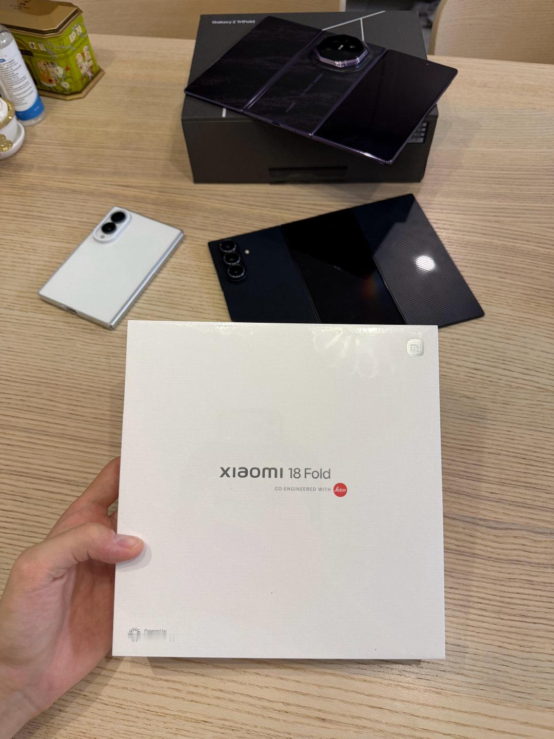 我的小米18 Fold西野红终于到了！三星Fold8的适配我都没问题这机器我肯定也没问题[握手] ​