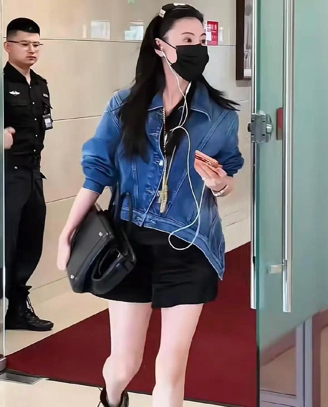谢霆锋一个人坐飞机回北京，听说原因和前妻有关，三胎传闻也澄清了，张柏芝成了赢家 ​