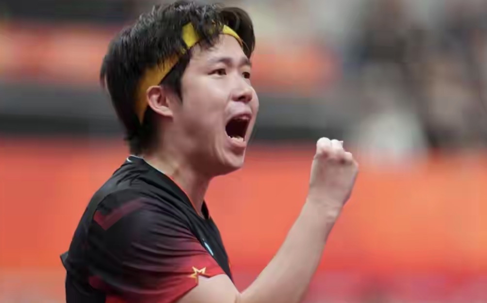 锵锵三人行！明天下午16:00名古屋男团🏓决赛，一场万众瞩目的中日巅峰对决即将打响。一边是渴望在家乡圆梦的日本🇯🇵🏓东道主，一边是状态火热的国乒新三巨头。王楚钦、林诗栋、温瑞博已经做好准备，携手迎战张本智和与松岛辉空等，今晚国乒男团历经半决赛海峡硬仗洗礼，王楚钦、林诗栋、温瑞博三人状态全部拉满，一套