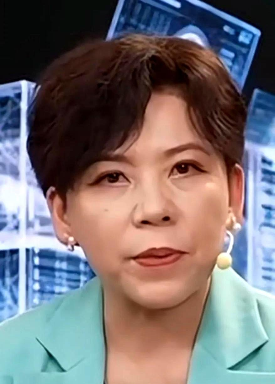 邓亚萍一句话，把国乒的底裤扒了！
初代大魔王在《乒乓观察室》里点了三个名字：女线张本美和是“重中之重” ，男线松岛辉空“球非常有质量，情绪控制比以前强了”，外加长期研究对象张本智和。这不是客套，这是划重点。
她说得客气，但数据不客气。张本美和，2008年出生，今年3月WTT重庆冠军赛一路击败石洵瑶、