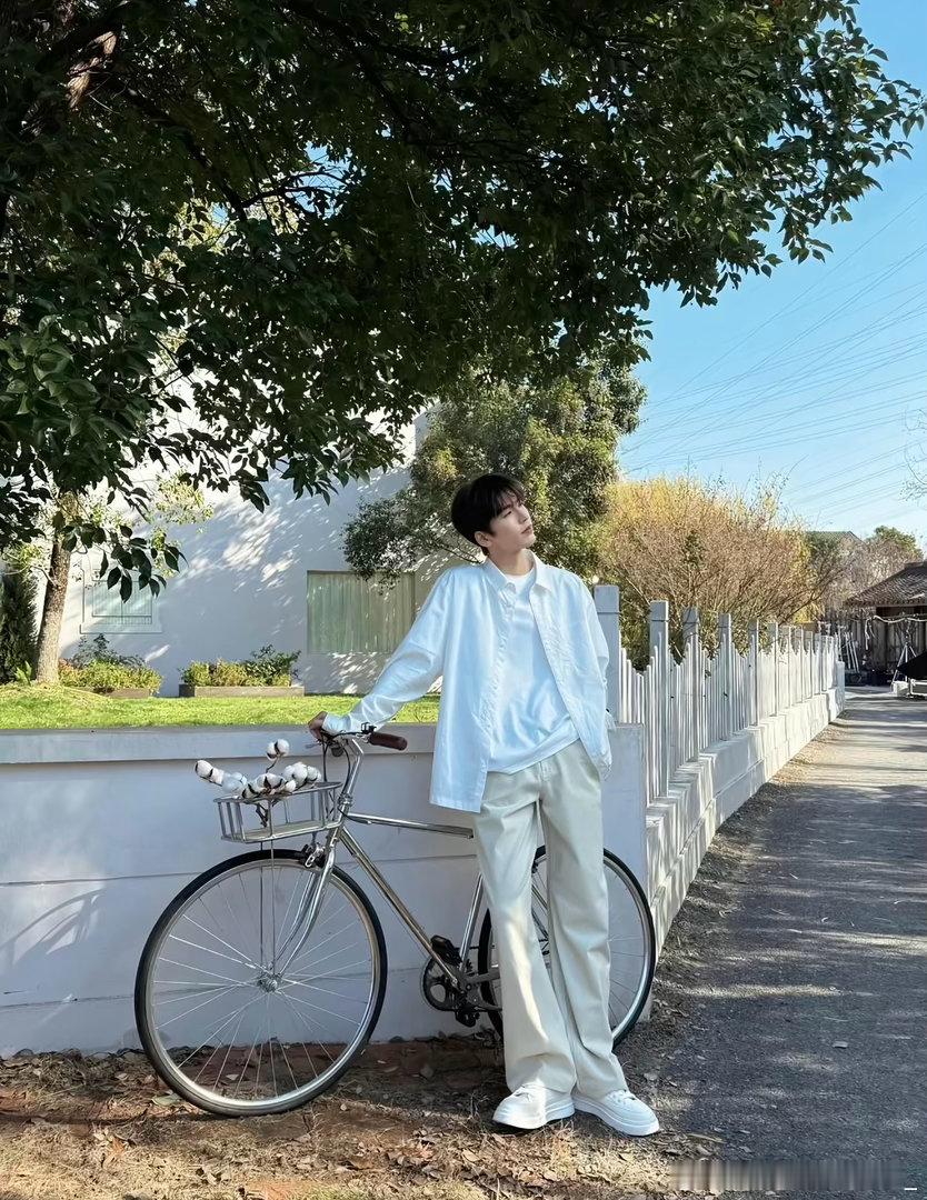 #张凌赫[超话]##张凌赫未来可期##张凌赫裴文宣# 

如果全世界都指责你 那哥哥蹲下来抱抱你

​
