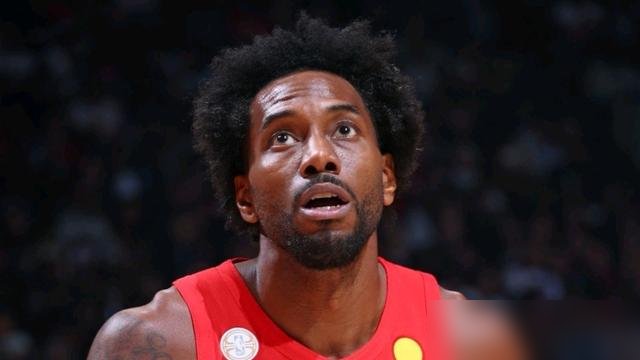 猛龙防守效率88.6，联盟第一，结果伦纳德人没了。
打了两场，场均26分钟，19.5分7.5板3.5断，数据看着还行。但投篮命中率32.4%，三分28.6%，这效率放替补席都得挨骂。
然后左膝肿了。赛前热身感觉不对，直接退场。MRI一查，没结构损伤，韧带没事，就是肿，得歇三到四周。
Shams