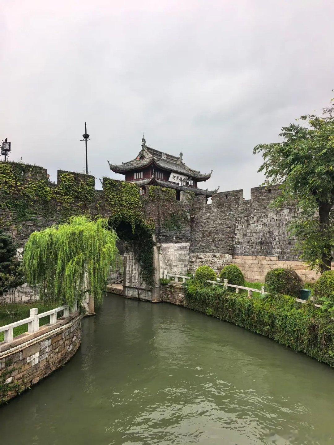 周一值得关注板块：

1，算力租赁

2，网络安全

3，矢量网络分析仪

4，半导体材料

5，玻璃基板

6，海峡两岸

7，AI应用 ​