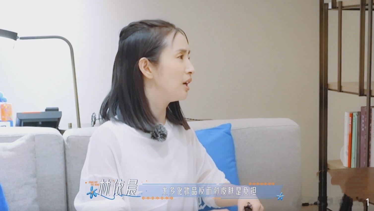 林依晨的行李箱：雨衣、滤水器、瑜伽垫、超多食物

花少成员们即将启程，林依晨的送机人是赵昭仪。昭仪很用心的做了湘琴的造型，以湘琴的样子去赴依晨的约。

林依晨选剧的眼光非常好，回看她的来时路，每一步都走得很扎实，从少女到中女，每个时期都有代表作。少女时期的《我的秘密花园》，《恶作剧之 ​