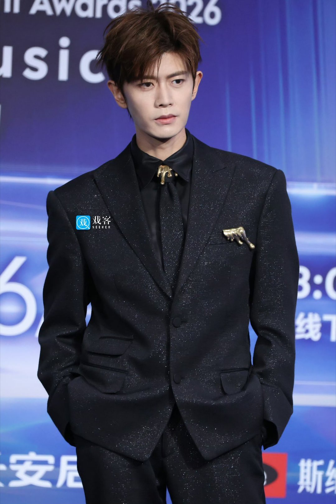 #第七届TMEA红毯# 任国超 任嘉伦来咯~[太开心][太开心]

#任嘉伦穿得好闪# 黑色亮闪西装，矜贵十足，红毯上All Black西装是“总裁既视感”，不止是优秀演员还是实力派歌手👍
#任嘉伦腾讯音乐娱乐盛典# ​