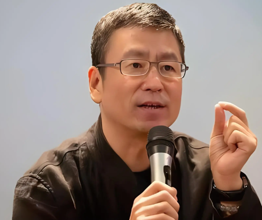 专家王一鸣表示月收入3000元就属于中等收入，主持人白岩松疑问，如果月收入3000元算中等收入，那我国中等收入人群已经达到4亿了，为什么很多人却不愿意承认自己已经进入了中等收入人群，这中间到底有着什么不能说的秘密呢？

白岩松在节目里愣住的那个瞬间，说实话，我看的时候也跟着愣住了。

专家说月入30