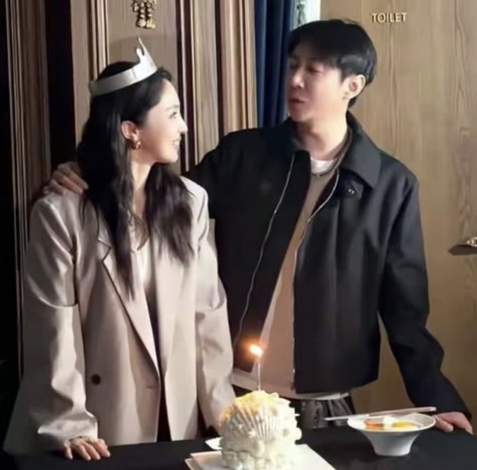 张维伊陪董璇过生日
俩人婚后不住一起
感情反而更甜蜜了 ​​​
这就是距离产生美吧
