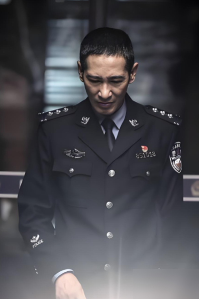 王劲松跟余皑磊终于凑一块了，这俩人的脸往那一放，就是一部戏。
《铁证》开机，五百导演，陈育新编剧。这组合上一回拍的是《扫黑风暴》，什么成色不用多说了吧。
王劲松演邓奇。余皑磊演闫宝龙。孙红雷也在。就这仨名字，往演员表里一杵，反派是谁都不重要了，看他们互相递眼神就够了。
余皑磊说过一句话，挺狠的