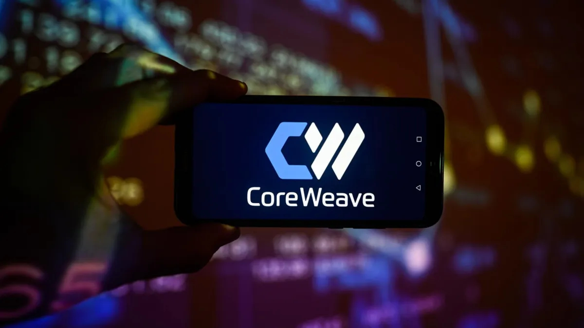 #美国AI算力扛雷侠的雷快炸了#AI 算力服务商 CoreWeave 股价半年腰斩，债券收益率冲高，市场估算破产概率 15.5%。它靠高息借钱囤英伟达 GPU，租给微软、OpenAI 等大厂，替巨头承接风险。

520 亿美元负债绑定几十万张显卡，GPU 贬值快、难变现。AI 景气时股价暴涨，行情转冷风险立刻暴露，单周暴跌 25% ​