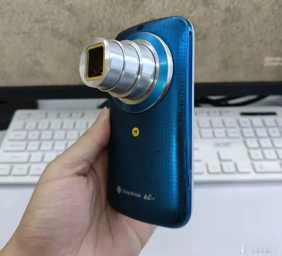 很多老粉都知道，2013年三星发布了一款可以打电话的相机，型号是S4 zoom，搭载10 倍光学变焦镜头‌，等效焦距 24-240mm。

更早的一款带镜头的手机，是2009年联通和altek发布的一款产品，当时售价7000多块钱，可惜销量很差。

今年华为发布了外挂镜头，也是可以打电话的相机。接下来，外挂镜头会成为拍 ​