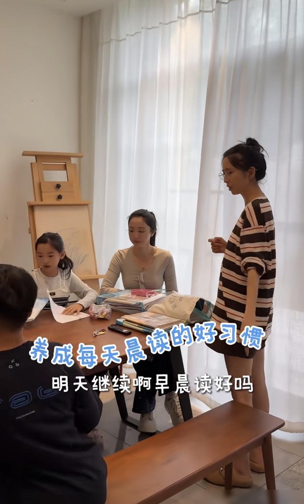 佟丽娅素颜扎马尾，戴个眼镜蹲地上带五个孩子晨读成语，董璇就坐旁边看着，一句不插话。
国庆被拍到跟高露、温宇几家一起遛娃。别人度假是躺平，她直接开课。孩子念错一个字，她拿手指点一下书，继续领读，嗓子都哑了。
董璇太懂了。不抢话，不帮忙，就守着。这种默契，不是塑料姐妹装得出来的。
回头看她上鲁豫那