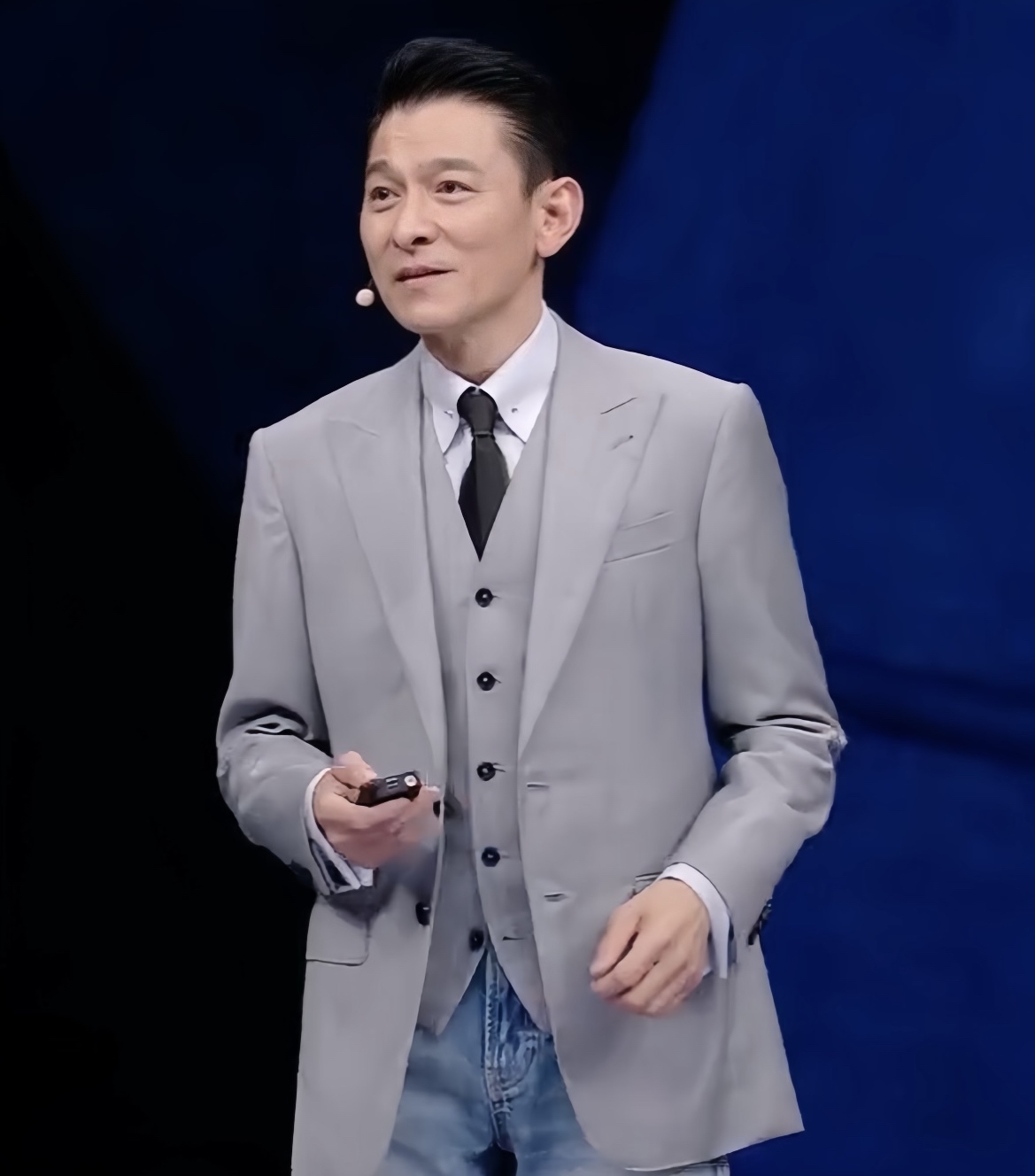 全场沸腾！刘德华现身华为发布会，金句刷屏，65岁状态太绝了

华为新品发布会，最大的惊喜莫过于刘德华登场，这已经是他第三次以非凡大师品牌大使的身份站上这个舞台，刚一露面，现场掌声欢呼声瞬间炸开，直播间弹幕直接刷屏。

马上就要65岁的刘德华，一身简约西装，气质沉稳儒雅。上台第一件事，就是朝着台下各个
