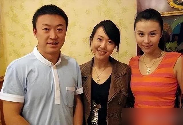 马琳又坐在了教练席上，连任女队主教练，一口气干到2028。可前妻张宁益早跑了，跑加拿大去了，改名换姓，再婚生子。
当年闹离婚那阵儿，两人撕得满城风雨。现在呢？张宁益躲得远远的，生怕别人提“前国乒媳妇”这五个字。
马琳倒好，亚运会男团刚输给日本，转头就带女队3比0把日本按在地上摩擦，顺手拿了个六连