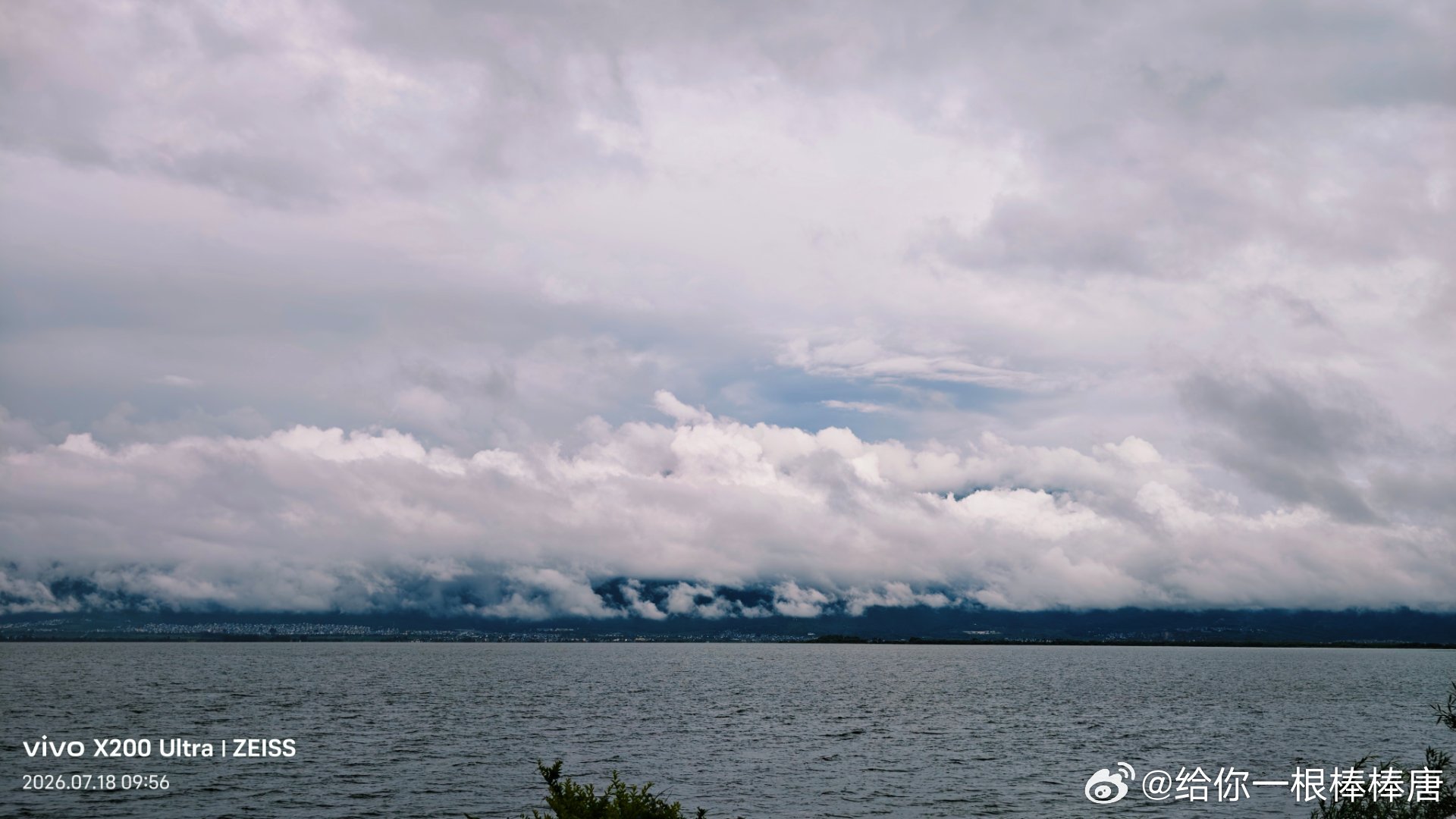 和朋友在九月的郊外营地煮一锅冰镇桂花山楂饮，玻璃罐里的半透明山楂果肉在气泡里浮着，我用vivo对着冒着细凉汽的罐身按下快门，杯壁凝着的细密水珠和山楂的深红纹理都被精准捕捉，清冽的酸香仿佛从画面里漫出来。#vivo[超话]# ​