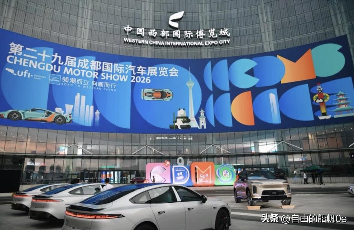 走进2026成都国际车展现场，上千款车型让人目不暇接，各大展台新车云集，给参观者带来满满的视觉冲击。
 
现在新车不再只拼外观颜值，内在实力更加关键。不少新款家用车型，把重点放在乘坐舒适度。宽大座椅，优良隔音，丰富安全配置，贴合国内家庭用车需求。新能源车型方面，续航和充电