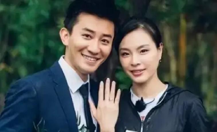 2017年，奥运冠军吴敏霞结婚时，二话不说下跪给婆婆敬茶，婆婆却不以为然。婚后吴敏霞很快生下了两个孩子，婆婆根本不帮着两口子看孩子。相比较嫁入豪门的好搭档郭晶晶，吴敏霞只是嫁给了一个普通得不能再普通的穷小子。
 
婚礼是在张效诚老家办的。敬茶时吴敏霞跪得干脆，婆婆接过茶抿了一口，脸上没什么表情，只说