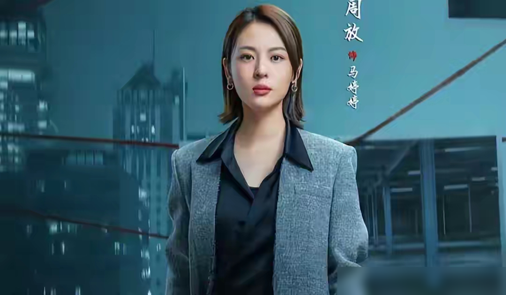 吴镇宇演法官，钟楚曦演律师，这剧一上来就把法庭给废了。
《蝉》里最狠的设定：真正给人定罪的，从来不在法庭上。威胁家人、散布谣言、制造把柄，反派赵屹杰把人摁死，全靠程序外的脏招。丁宁她爸蒙冤、老康被迫认罪、她自己被流言搞停职，三起案子，全是这套。
法律程序失灵的时候，法律人自己都保不住。丁宁最后只