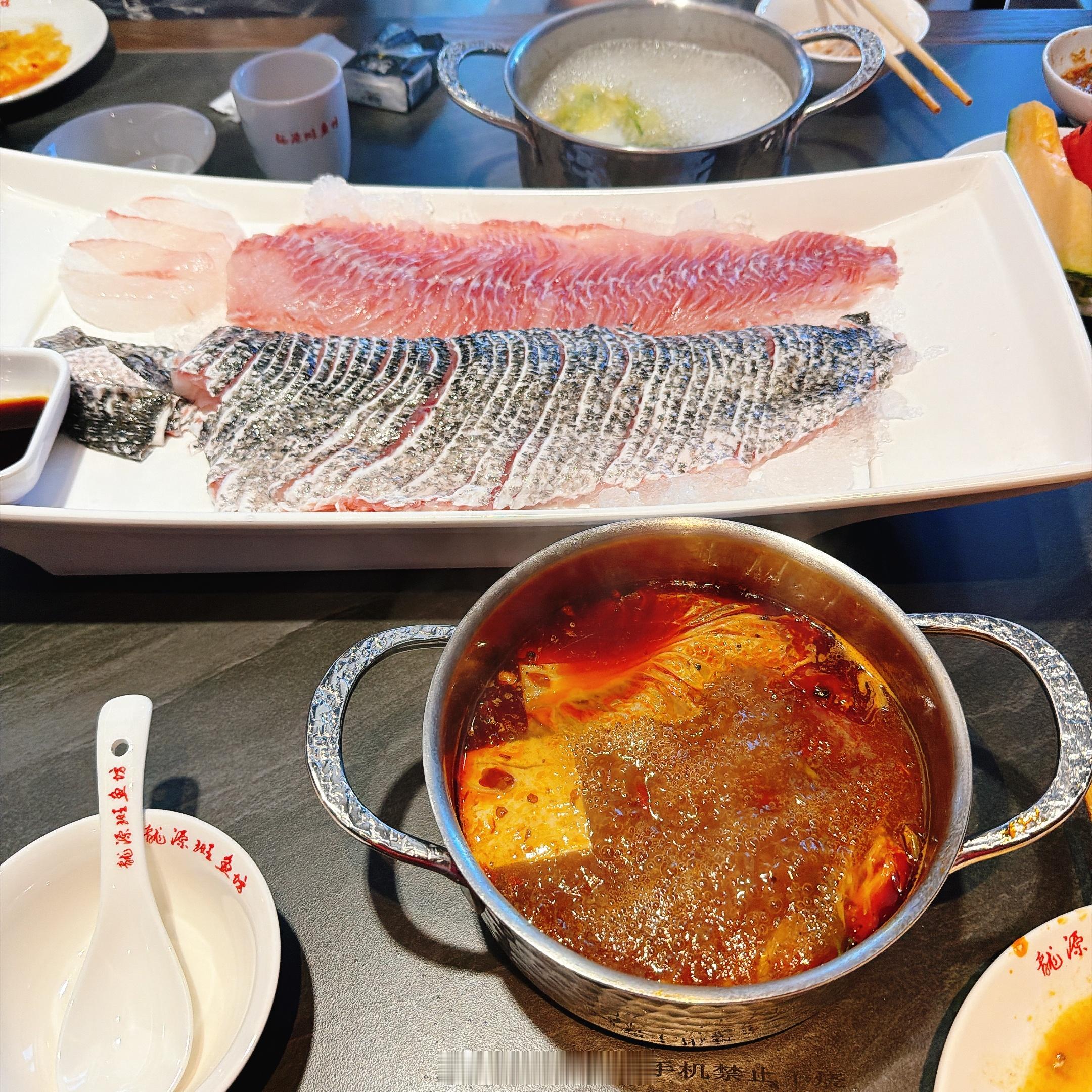 嘻嘻 又美味了家人们～好久没来吃了 手切牛肉一般 鱼还是好吃  ​​​
