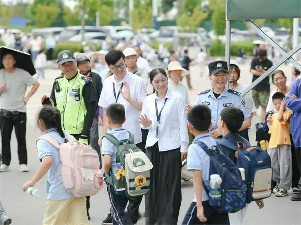 【#镜头# ｜监督护航“开学季”】 
全省各级纪检监察机关聚焦校园食品安全、教育收费规范等教育领域群众关切的痛点难点，通过‌靠前监督、精准发力‌，全力护航新学期平稳有序、风清气正。
和县纪委监委聚焦校园安全重点环节与关键领域，坚持监督靠前发力、全程跟进 ​