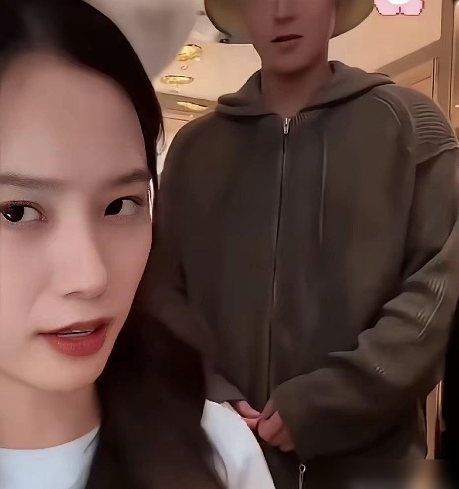 徐艺洋半夜直播，突然绷不住了，说“家丑不可外扬”，又补一句“跟钱没关系”。弹幕瞬间炸了。
她没哭，就是那种很累很累的表情。说完就下播，留下几万人自己琢磨。有人立马猜，是不是跟黄子韬闹翻了？也有人翻出他俩在《天声一对》里互怼的切片，说这对“对抗路夫妻”哪次不是这样。
去年黄子韬父亲走，徐艺洋全程陪