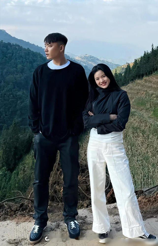李勒优搬出去独居了，账号掉粉2万。晋妈那边也没好到哪去，530万粉的盘子，掉了4万。面馆柜台后头站着的，已经换成了新干女儿维维。
当年《变形计》里那个满头白发的“晋妈”，在直播间亲口说，47岁的白头发全是养25岁的李勒优熬出来的。还说网友该感谢的是崔晋，不是李勒优。零花钱，停了好几个月。
“我的