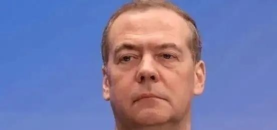 美媒又跳出来替咱操心，说004核航母可能“泡汤”了，理由是技术受限加上中国不急着造。可事实呢？2025年底福建舰刚带着电磁弹射入列，歼35和空警600都在上面练起降呢，甲板调度、预警指挥这些硬功夫正一点点磨。三艘航母摆在那儿，梯次发展一步一个脚印，比啥都有说服力。核动力确实听着高级，但那玩意儿是舰用