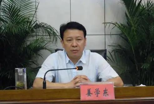 8月27日重磅宣判！贵州3名官员同日获刑，层级跨度太大
 
近期反腐捷报不断！8月27日，贵州同一天集中宣判三起职务犯罪案件。涉案人员覆盖厅级干部、国企高管、基层公职人员，层级跨度非常大，在当地司法宣判中十分少见。
 
贵阳市委原常委、宣传部部长黄成虹，是本次宣判中级别最高的官员。其违纪违法时间跨度