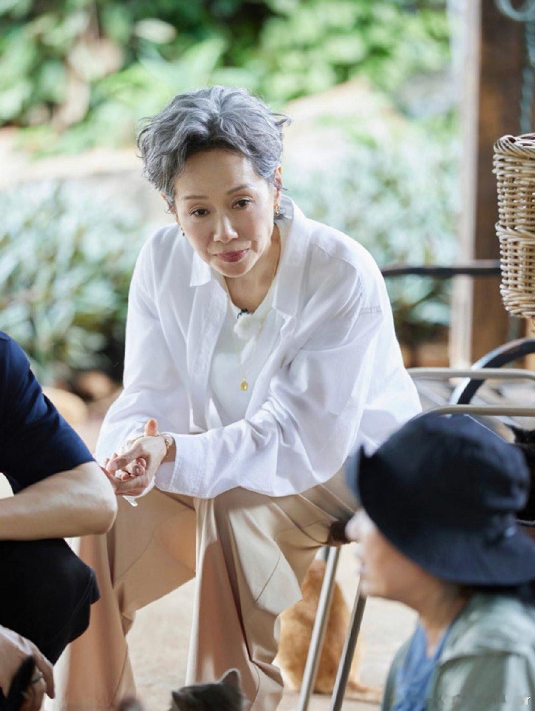 #星动MonicaVinader##叶童[超话]#
 
温润虎眼石与简约金色线条相映
于轻松自然的造型间
点亮吸睛细节
叶童in Monica Vinader锲爱吊坠
Chains精细链条素链
Nura灵动虎眼石耳环
自在从容，岁月静好
 
#MonicaVinader##小配饰大加分##明星同款首饰  ##明星AB面##明星同款首饰##叶童# ​