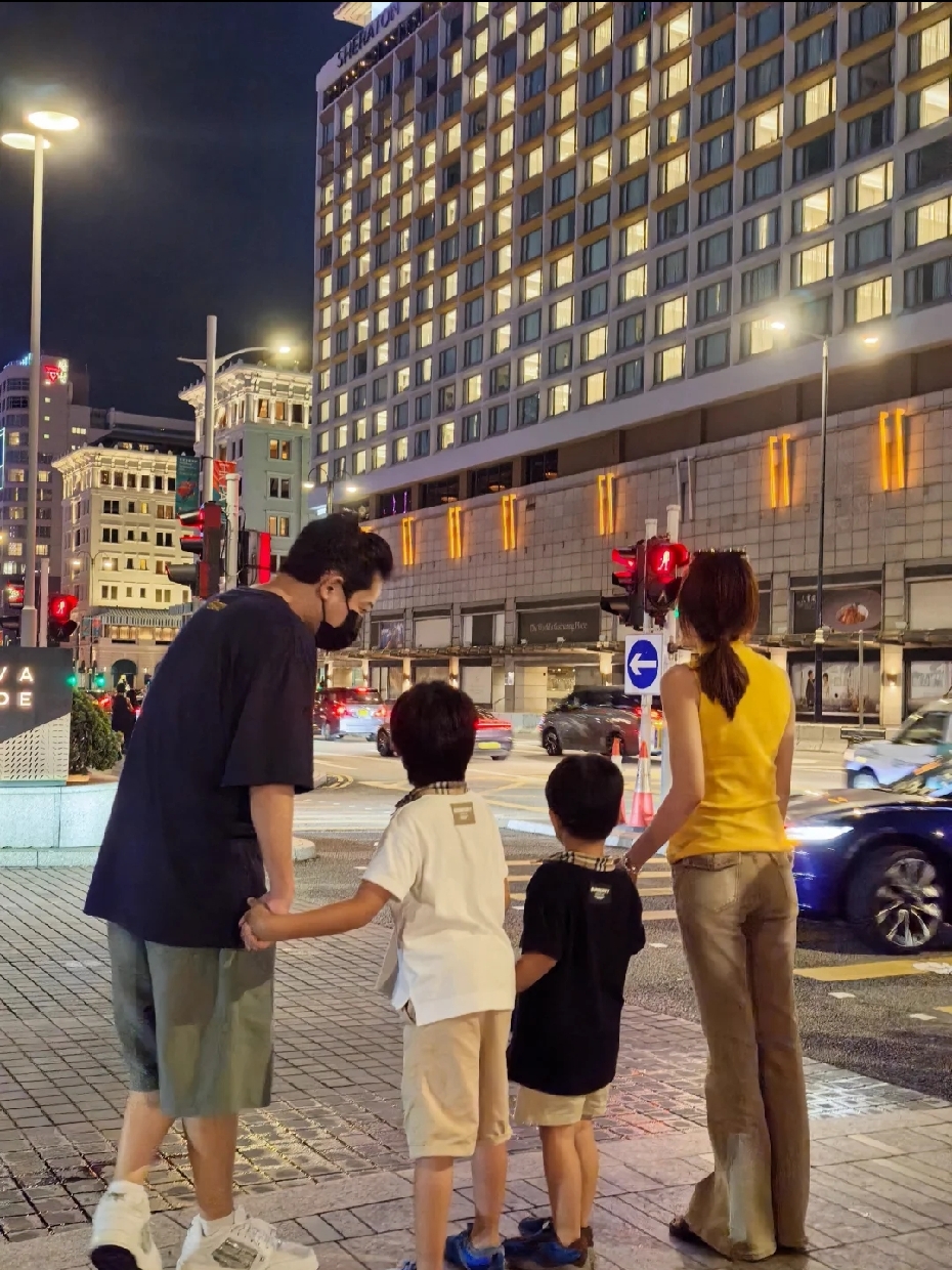 苏醒和老婆带娃去香港旅行，一家四口，好温馨啊！他们家大儿子还挺帅的，现在已经有小帅哥的感觉了，长相清秀，小儿子就还是圆嘟嘟的，很可爱！苏醒太太好像要比他小10多岁呢，很年轻漂亮，最主要是有活力，她带娃很厉害的，经常一个人带孩子去国外旅行，这个年纪的小男孩儿，是最调皮闹腾的，她还能hold得住，这简直