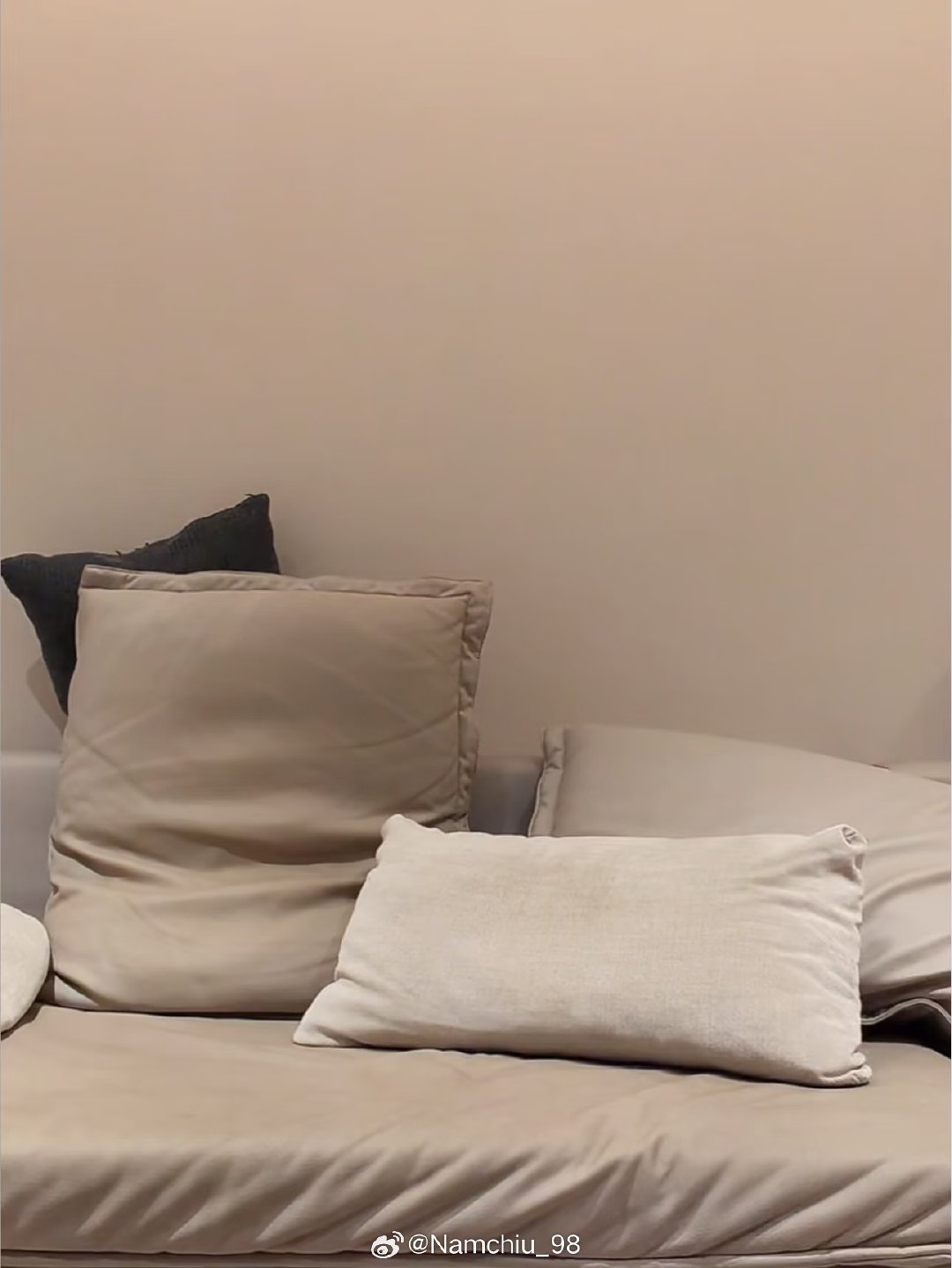 #希朝相伴[超话]# 嗨，好久不见，可以给我讲讲你的原生家庭吗，想跟你畅聊一整个夜晚（已经对这个🛋️产生了一丝异样的情感）[二哈][二哈] ​